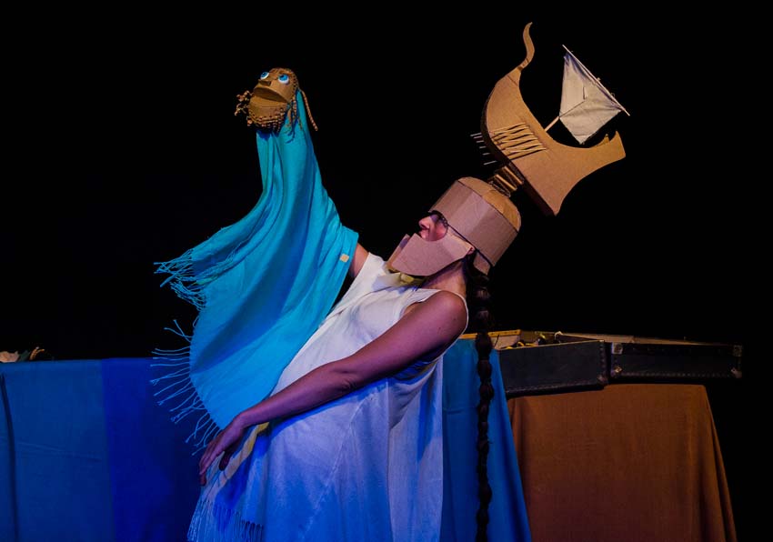 Imagen del evento:Un hombre con casco y un muñeco en la mano